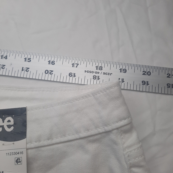 LEE women's mid-rise white shorts Sz 20 Medium cotton blend NWT. - Picture 9 of 14